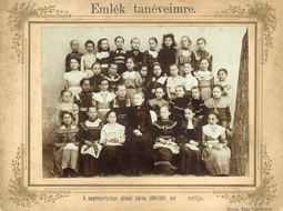 „Emlék tanéveimre”. A nagytapolcsányi (Nyitra vármegye) elemi iskola lányosztálya az 1900/1901-es tanévben. Kohn Henrik („Elvira” fotó) felvétele, Nagytapolcsány, 1901.